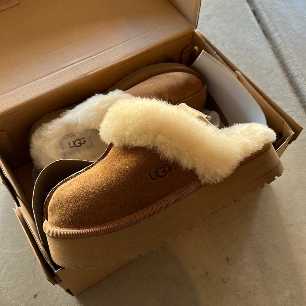 Platform Uggs Size 4 kids = 6W Brand New
